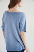 Bayan Lacivert Bot Yaka Dökümlü Tişört