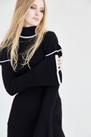 Bayan Siyah Kol Detaylı Boğazlı Kazak