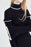 Bayan Siyah Kol Detaylı Boğazlı Kazak