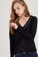 Bayan Siyah Yakası Dantel Detaylı Bluz