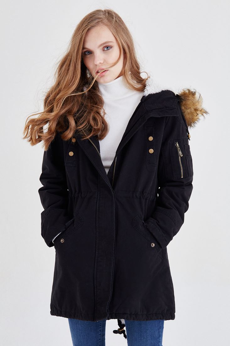 Siyah Kapüşonlu Kürklü Parka 16KOX-JUNFURPA | OXXO