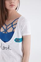 Bayan Beyaz Yazı Nakışlı V Yaka Tişört