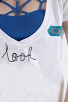 Bayan Beyaz Yazı Nakışlı V Yaka Tişört