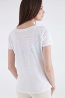 Bayan Beyaz Yazı Nakışlı V Yaka Tişört