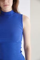 Bayan Mavi Boğazlı Sıfır Kollu Tişört