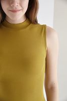 Bayan Yeşil Boğazlı Sıfır Kollu Tişört