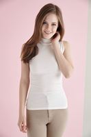 Bayan Krem Boğazlı Sıfır Kollu Tişört