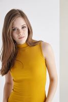 Bayan Turuncu Boğazlı Sıfır Kollu Tişört