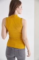 Bayan Turuncu Boğazlı Sıfır Kollu Tişört