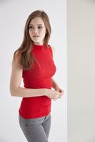 Bayan Kırmızı Boğazlı Sıfır Kollu Tişört