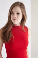 Bayan Kırmızı Boğazlı Sıfır Kollu Tişört