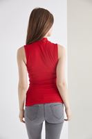 Bayan Kırmızı Boğazlı Sıfır Kollu Tişört