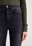 Bayan Siyah Yüksek Bel Dar Paça Eskitme Denim Pantolon