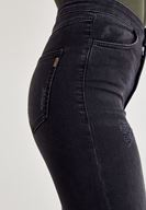 Bayan Siyah Yüksek Bel Dar Paça Eskitme Denim Pantolon