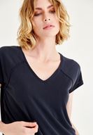 Bayan Siyah Yumuşak Dokulu V Yaka Tişört