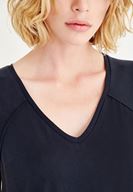 Bayan Siyah Yumuşak Dokulu V Yaka Tişört