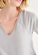 Bayan Gri Yumuşak Dokulu V Yaka Tişört