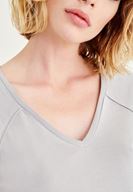 Bayan Gri Yumuşak Dokulu V Yaka Tişört