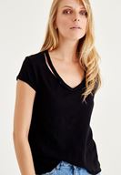 Bayan Siyah Biye Detaylı V Yaka Tişört