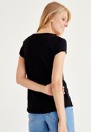 Bayan Siyah Biye Detaylı V Yaka Tişört