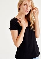 Bayan Siyah Biye Detaylı V Yaka Tişört