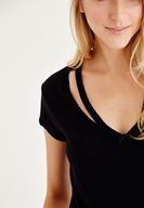 Bayan Siyah Biye Detaylı V Yaka Tişört