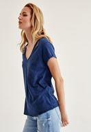 Bayan Mavi Biye Detaylı V Yaka Tişört