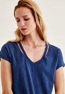 Bayan Mavi Biye Detaylı V Yaka Tişört