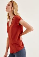 Bayan Kahverengi Biye Detaylı V Yaka Tişört