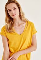 Bayan Sarı Biye Detaylı V Yaka Tişört