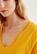 Bayan Sarı Biye Detaylı V Yaka Tişört