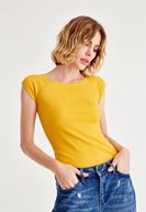 Bayan Sarı Geniş Yakalı Kısa Kollu Tişört