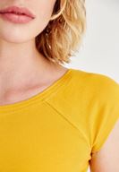 Bayan Sarı Geniş Yakalı Kısa Kollu Tişört