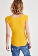 Bayan Sarı Geniş Yakalı Kısa Kollu Tişört