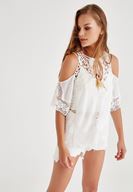 Bayan Beyaz Omuzları Açık Tüy İp Detaylı Bluz