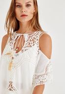 Bayan Beyaz Omuzları Açık Tüy İp Detaylı Bluz