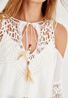 Bayan Beyaz Omuzları Açık Tüy İp Detaylı Bluz