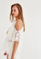 Bayan Beyaz Omuzları Açık Tüy İp Detaylı Bluz