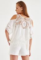 Bayan Beyaz Omuzları Açık Tüy İp Detaylı Bluz