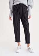 Bayan Beyaz/Siyah Çizgili Havuç Kesim Pantolon