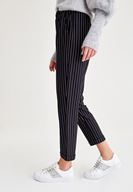 Bayan Beyaz/Siyah Çizgili Havuç Kesim Pantolon