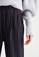 Bayan Beyaz/Siyah Çizgili Havuç Kesim Pantolon