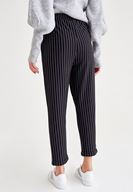 Bayan Beyaz/Siyah Çizgili Havuç Kesim Pantolon