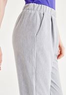 Bayan Gri Kısa Paça Çizgili Pantolon