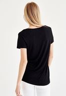 Bayan Siyah Biye Detaylı Simli Tişört