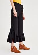 Bayan Siyah Paçası Pili Detaylı Pantolon