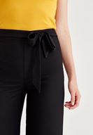 Bayan Siyah Paçası Pili Detaylı Pantolon