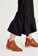 Bayan Siyah Paçası Pili Detaylı Pantolon