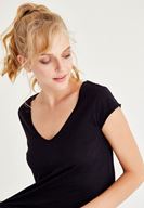 Bayan Siyah V Yaka Pamuklu Tişört