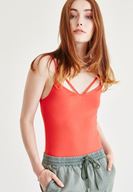 Bayan Kırmızı Yaka Detaylı Atlet